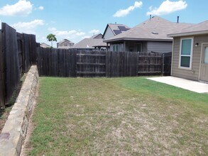186 Buttonwood Dr in Buda, TX - Building Photo - Building Photo