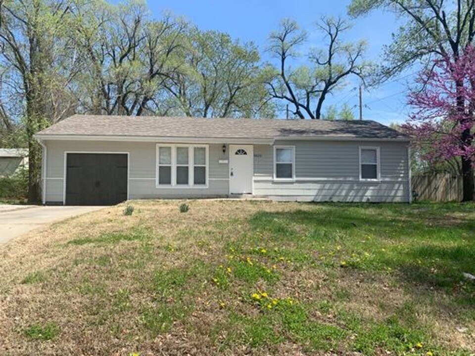 8623 Corrington Ave in Kansas City, MO - Building Photo