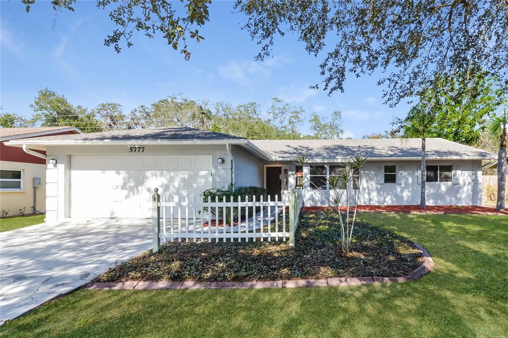 5777 Colonial Oaks Blvd in Sarasota, FL - Building Photo
