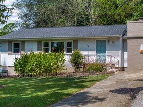 321 Sarvis Dr in Knoxville, TN - Foto de edificio - Building Photo