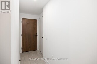 55 Charles St E in Toronto, ON - Building Photo - Building Photo