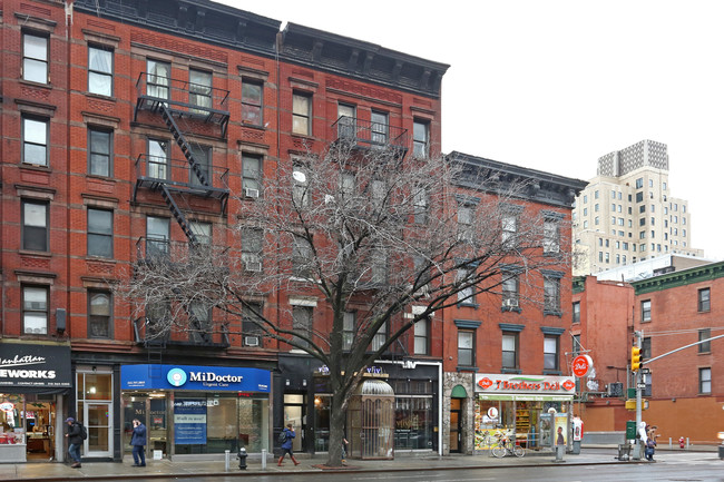 717 Ninth Ave in New York, NY - Foto de edificio - Building Photo