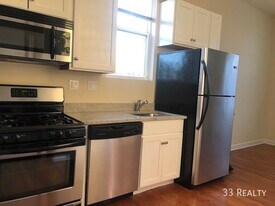 1058 N Damen Ave in Chicago, IL - Building Photo