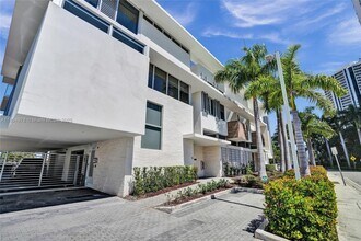 3750 Yacht Club Dr in Miami, FL - Building Photo - Building Photo