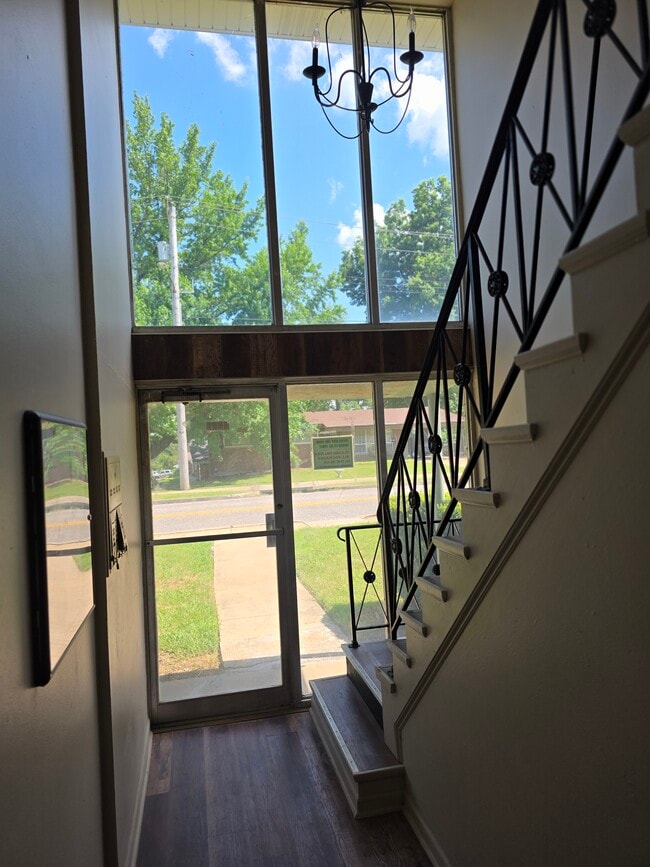 5421 Bermuda Dr, Unit B.  1st  Flr. in St. Louis, MO - Foto de edificio - Building Photo