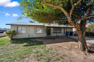 2208 N 47th Ln in Phoenix, AZ - Building Photo