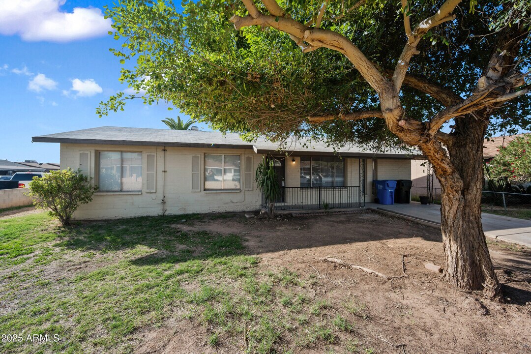 2208 N 47th Ln in Phoenix, AZ - Building Photo