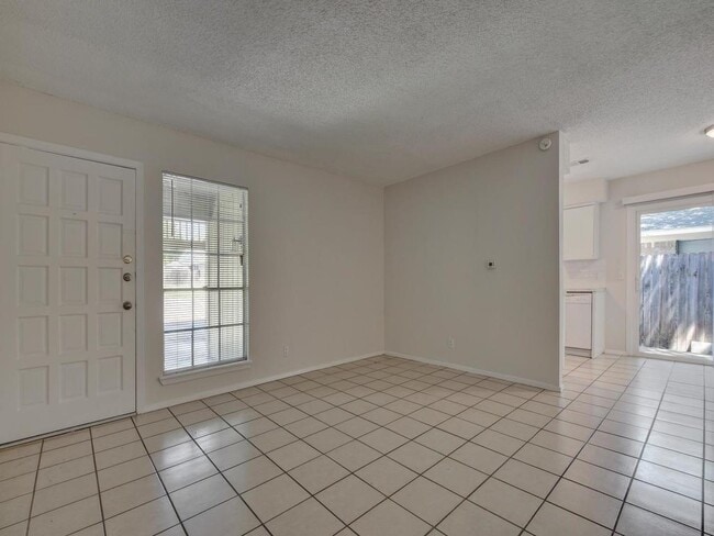 9003 Little Walnut Pkwy in Austin, TX - Building Photo - Building Photo