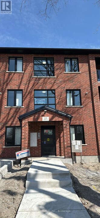 25 Alexandria Ave in St Thomas, ON - Building Photo