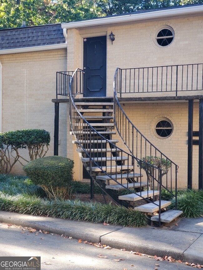 property at 5400 Roswell Rd