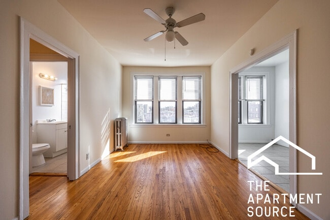 2704 N Sawyer Ave, Unit 302 in Chicago, IL - Building Photo - Building Photo