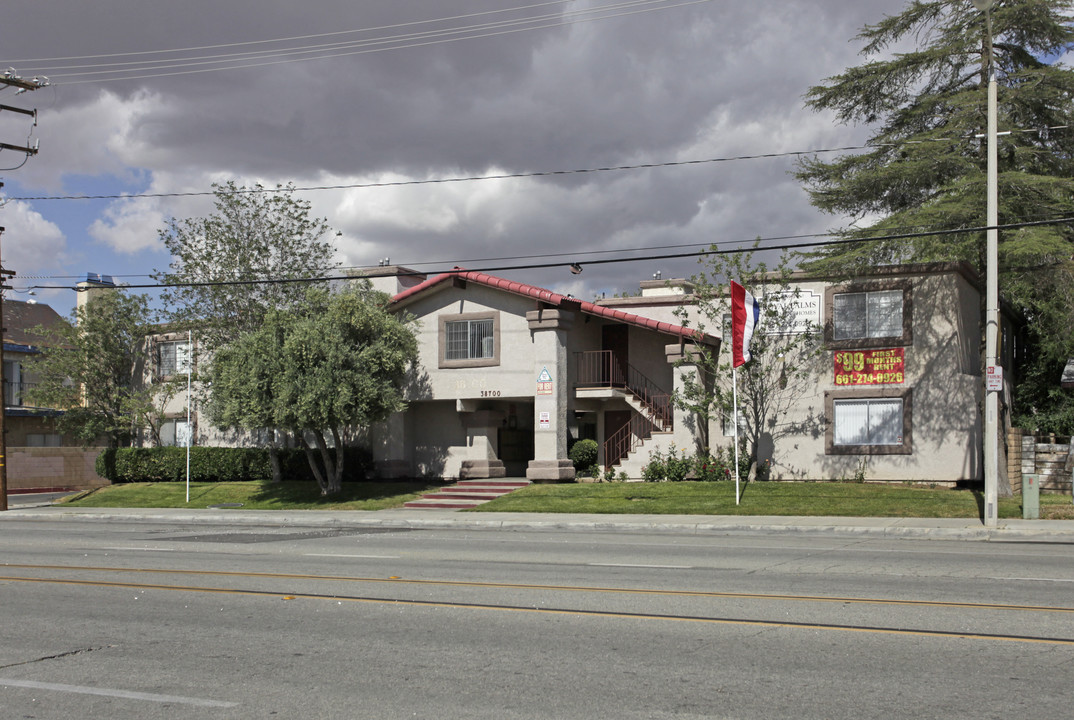 Royal Palms in Palmdale, CA - Building Photo