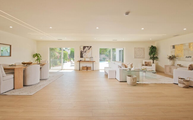 22330 Mobile St in Woodland Hills, CA - Foto de edificio - Building Photo