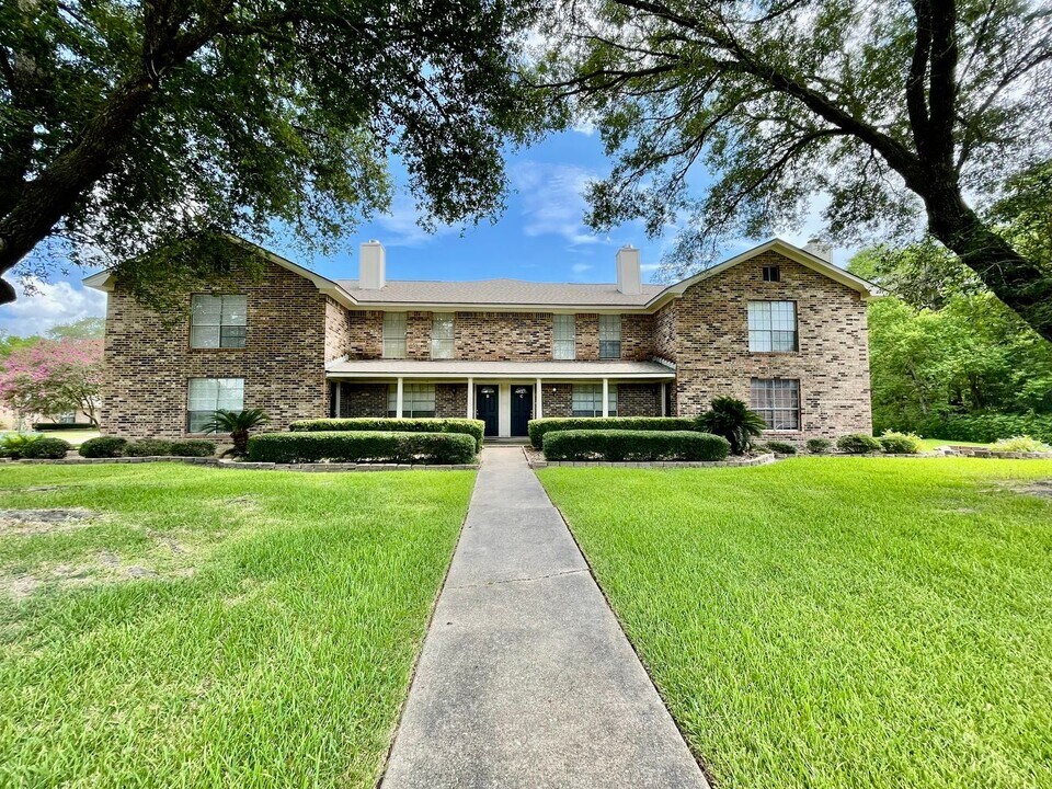 8180 Willow Bend Dr in Beaumont, TX - Building Photo
