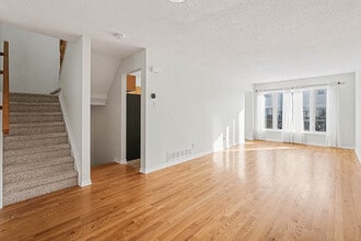 1008 Klondike Rd in Ottawa, ON - Building Photo - Building Photo