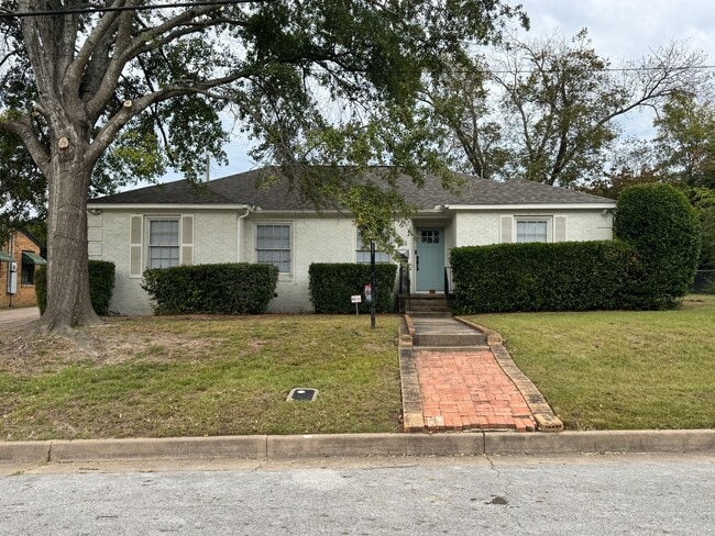 property at 823 W 5th St