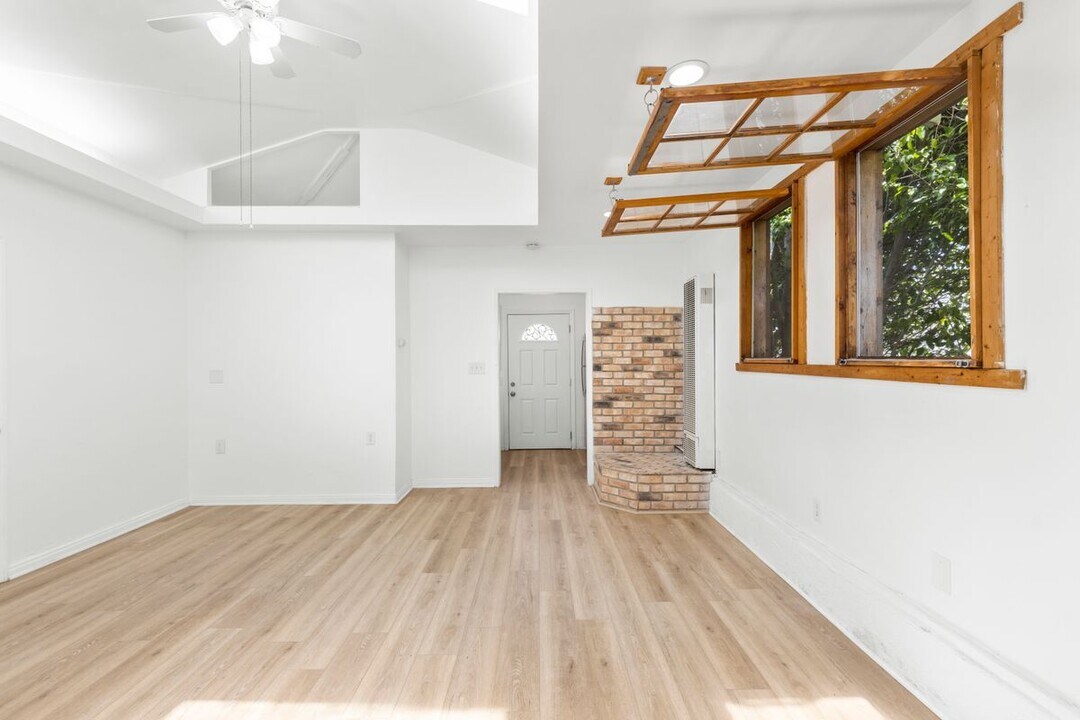 11110 Charnock Rd in Los Angeles, CA - Building Photo