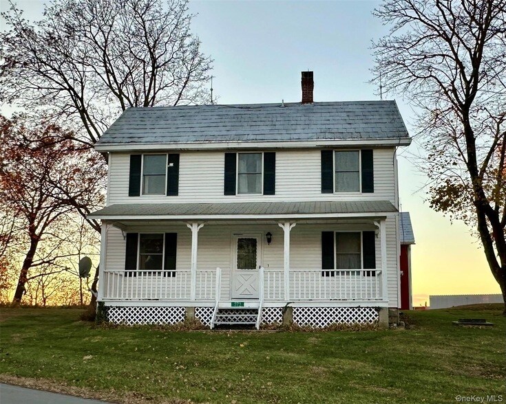 273 Round Hill Rd in Florida, NY - Building Photo
