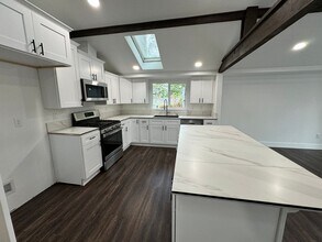 10054 SW 35th Ave in Portland, OR - Building Photo - Building Photo