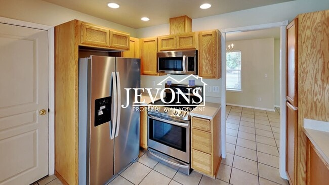 9305 W Chestnut Ave in Yakima, WA - Building Photo - Building Photo