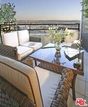 4314 Marina City Dr in Marina Del Rey, CA - Foto de edificio - Building Photo