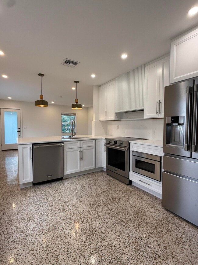 335 Cornell Dr in Lake Worth Beach, FL - Building Photo - Building Photo
