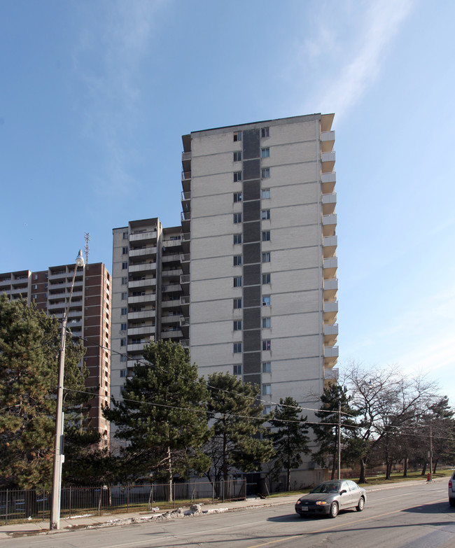 The Oaks in Toronto, ON - Building Photo - Building Photo