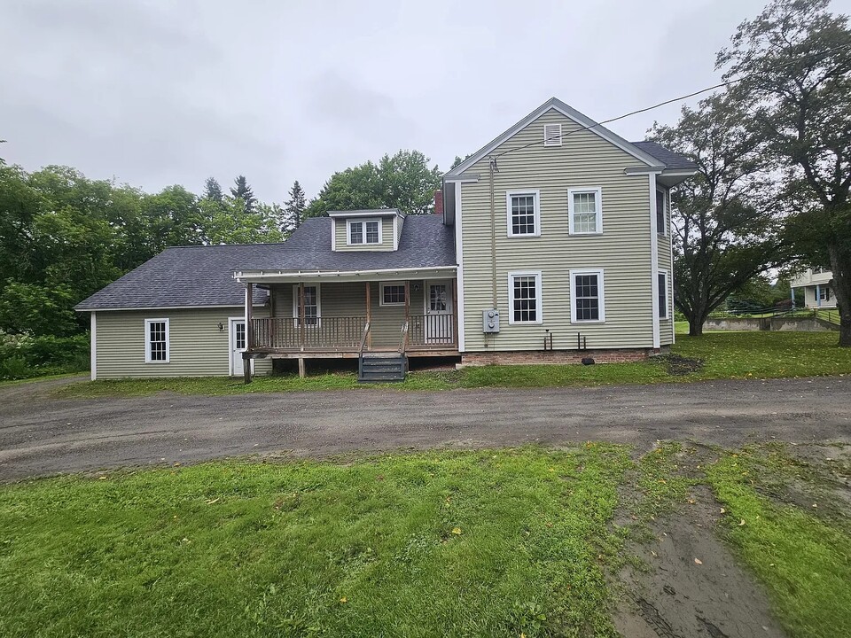 6169 Memorial Dr, Unit Apt 2 in Lyndonville, VT - Building Photo