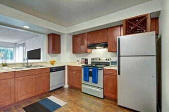 Meadowbrook Apartments in Shoreline, WA - Building Photo - Building Photo