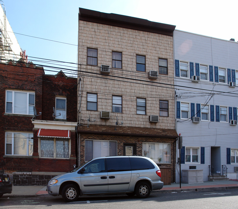 7106 Park Ave in North Bergen, NJ - Building Photo