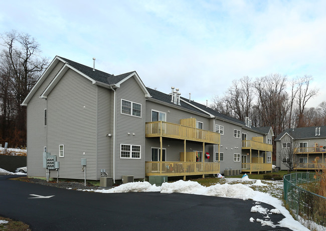 Tucker Pond in Port Ewen, NY - Building Photo - Primary Photo