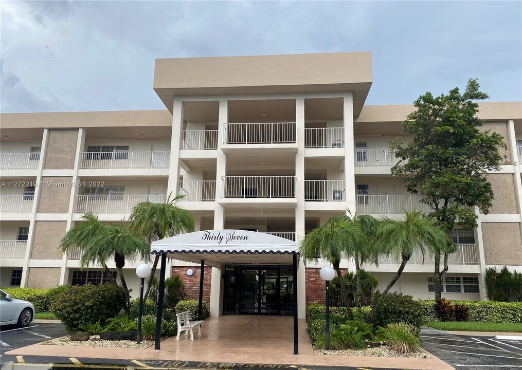 3351 S Palm Aire Dr-Unit -205 in Pompano Beach, FL - Building Photo