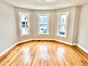 7 Ward St, Unit 1 in Somerville, MA - Building Photo - Building Photo