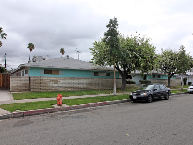 235-245 S Oak St in Orange, CA - Foto de edificio - Building Photo