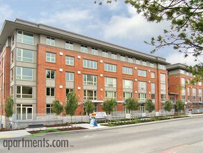 UW Tacoma Court 17 Apartments in Tacoma, WA - Foto de edificio - Building Photo