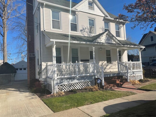 120 S 2nd St in Lindenhurst, NY - Building Photo - Building Photo