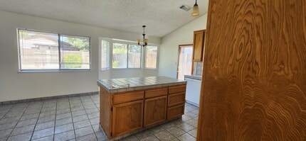 9328 Carvalho Ct in Bakersfield, CA - Building Photo - Building Photo