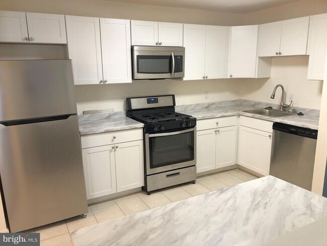 884 Quince Orchard Blvd, Unit T2 in Gaithersburg, MD - Building Photo - Building Photo