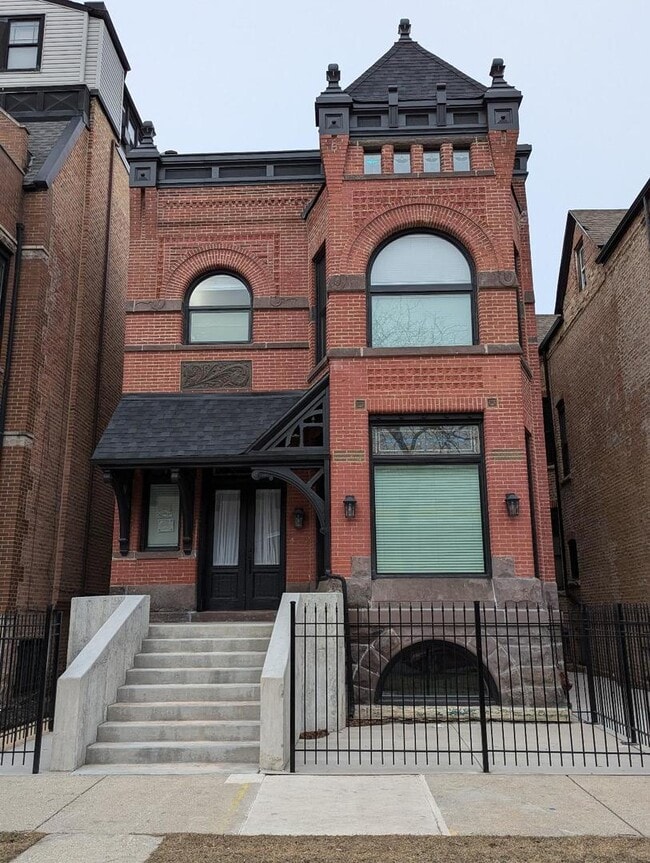 property at 2150 W Monroe St