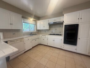 16416 Rayen St in North Hills, CA - Foto de edificio - Building Photo