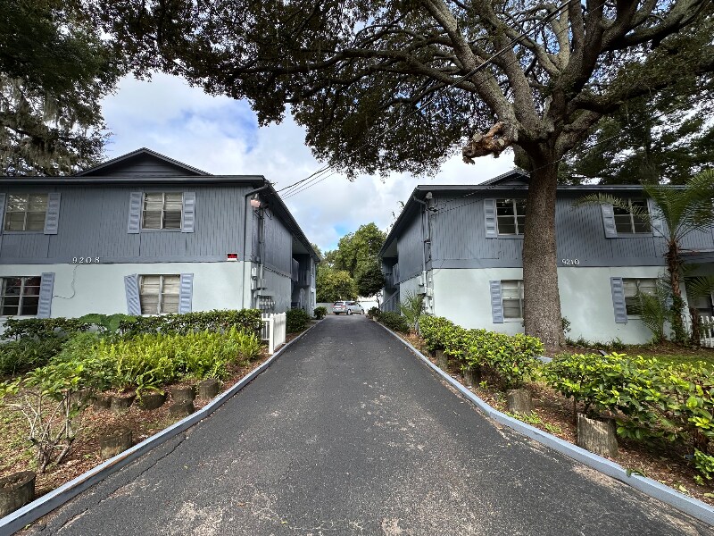9208 N Connechusett Rd in Tampa, FL - Building Photo