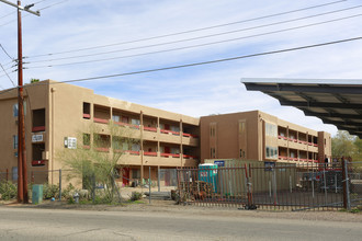 Oasis Apartments in Tucson, AZ - Building Photo - Building Photo