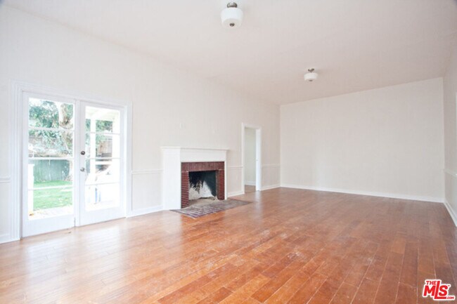 153 Hollister Ave in Santa Monica, CA - Building Photo - Building Photo