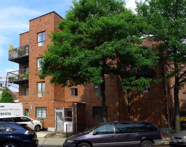40-42 94th St in Flushing, NY - Foto de edificio - Building Photo