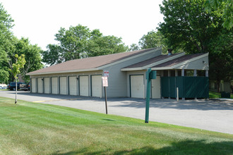 Yorkdale Townhomes in Edina, MN - Building Photo - Building Photo