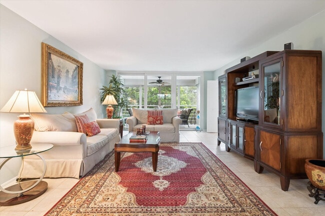 3900 Oaks Clubhouse Dr in Pompano Beach, FL - Building Photo - Building Photo