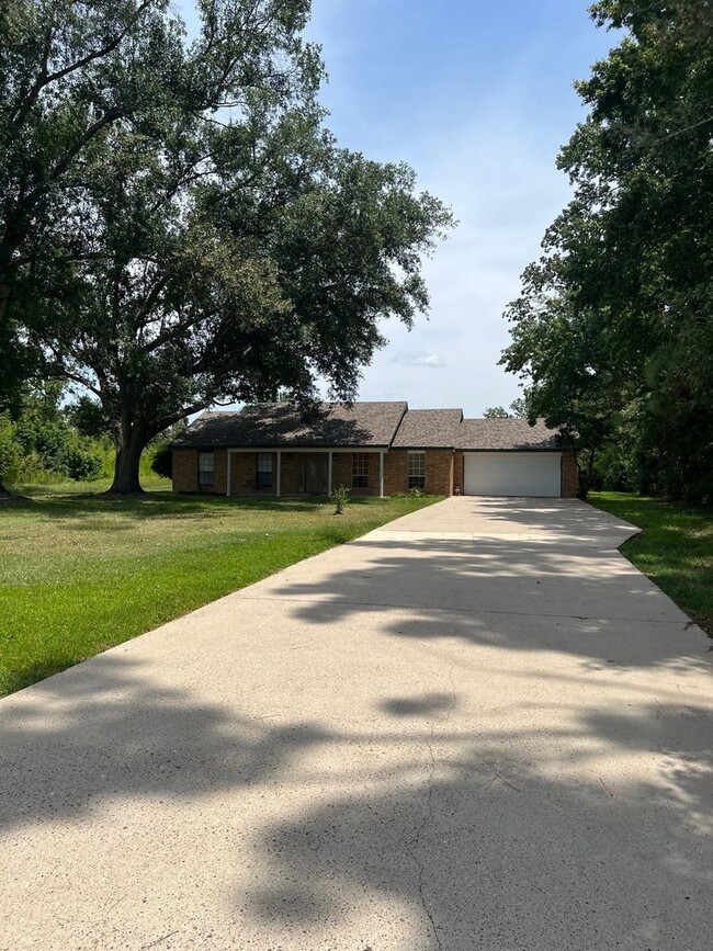 412 Old Hwy 171 in Moss Bluff, LA - Foto de edificio - Building Photo