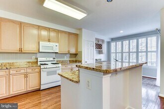 6204 Windham Hill Run in Alexandria, VA - Building Photo - Building Photo