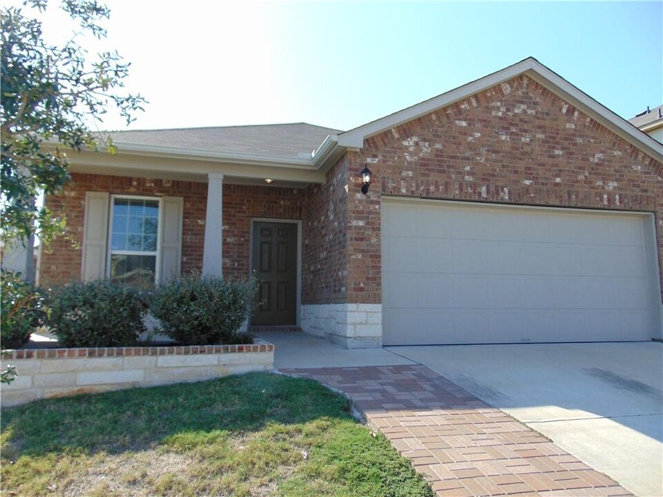 342 Martha Dr in Buda, TX - Building Photo