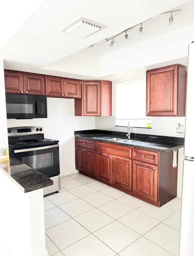 4290 NW 21st Ave in Oakland Park, FL - Building Photo - Building Photo